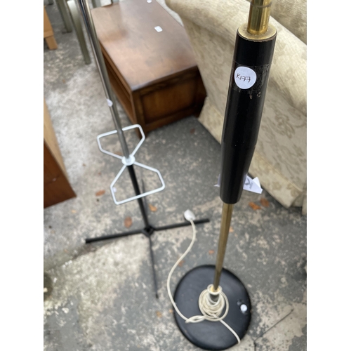 2910 - A RETRO CHROME AND BLACK METALWARE COAT STAND AND RETRO STANDARD LAMP