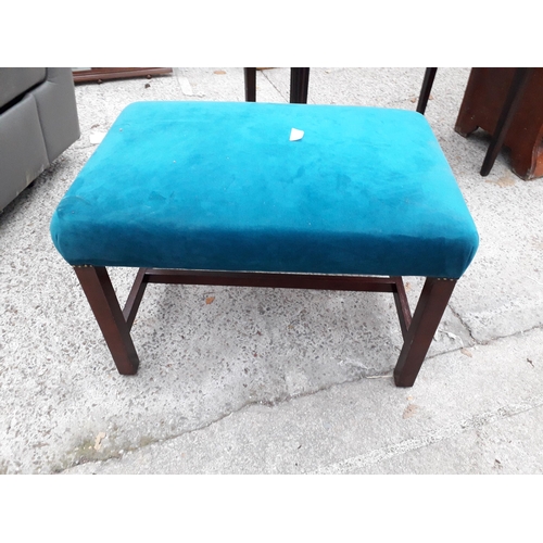 2916 - A MODERN UPHOLSTERED STOOL ON MAHOGANY FRAME