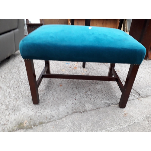 2916 - A MODERN UPHOLSTERED STOOL ON MAHOGANY FRAME