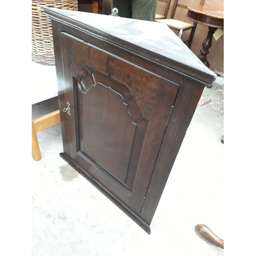 2934 - AN OAK GEORGE III STYLE CORNER CUPBOARD WITH SINGLE PANEL DOOR, 24