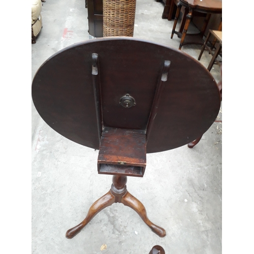 2935 - A GEORGE III MAHOGANY TILT-TOP SWIVEL TRIPOD TABLE, 31