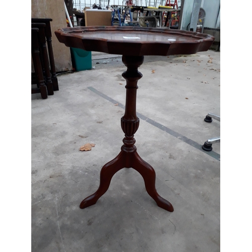 2953 - A REPRODUCTION MAHOGANY WINE TABLE