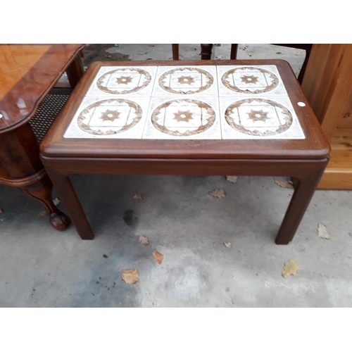 2968 - A RETRO TEAK COFFEE TABLE WITH TILED TOP, 28 X 20