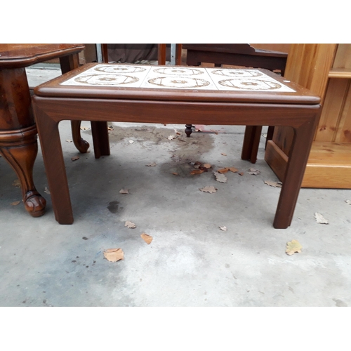 2968 - A RETRO TEAK COFFEE TABLE WITH TILED TOP, 28 X 20