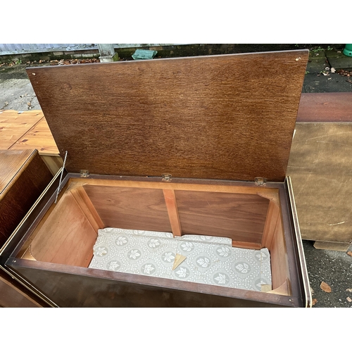 2970 - A RETRO MAHOGANY BLANKET CHEST