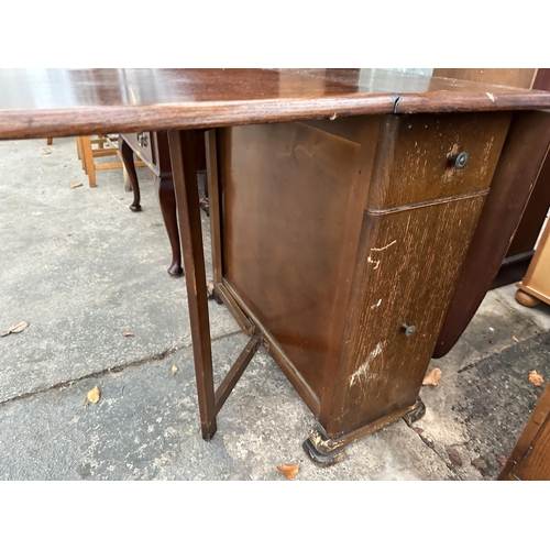 2972 - A 1950s OAK DROP LEAF DINING TABLE