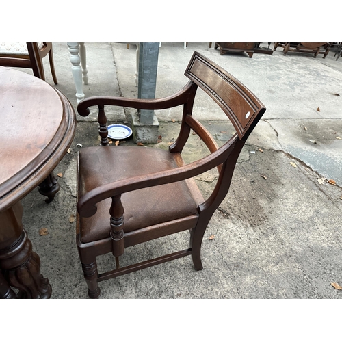 2976 - AN OVAL MAHOGANY DINING TABLE WITH TWO EXTRA LEAVES AND FOUR DINING CHAIRS (INCLUDING ONE CARVER)