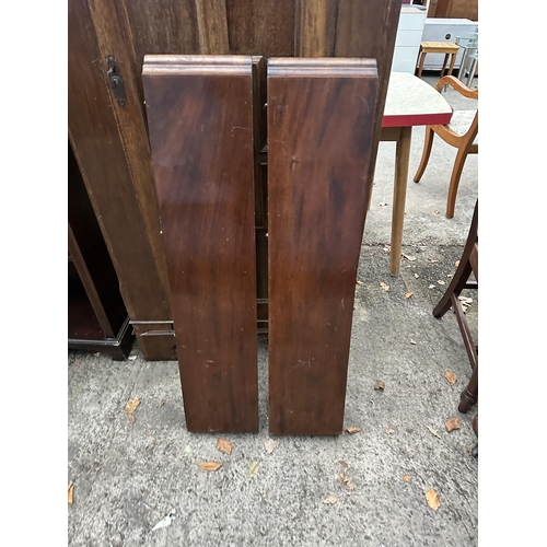 2976 - AN OVAL MAHOGANY DINING TABLE WITH TWO EXTRA LEAVES AND FOUR DINING CHAIRS (INCLUDING ONE CARVER)