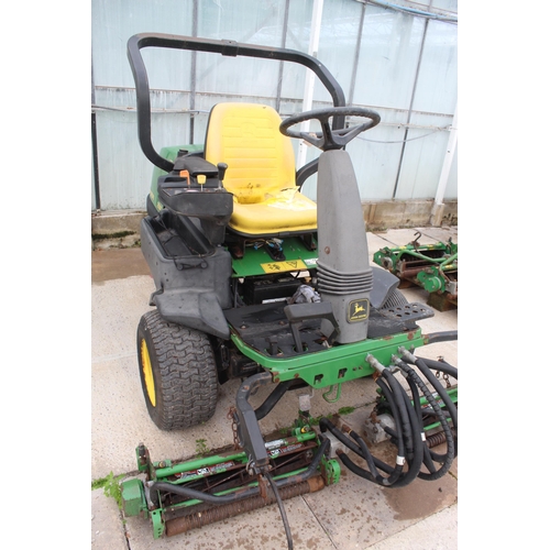 126 - A JOHN DEERE 2500 RIDE ON MOWER COMES WITH SPARE SET OF CUTTING REELS AND A SET OF DE-THATCHER ROLLS... 