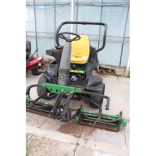 126 - A JOHN DEERE 2500 RIDE ON MOWER COMES WITH SPARE SET OF CUTTING REELS AND A SET OF DE-THATCHER ROLLS... 