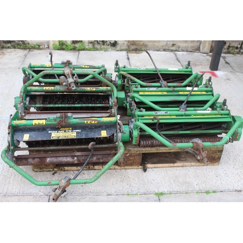 126 - A JOHN DEERE 2500 RIDE ON MOWER COMES WITH SPARE SET OF CUTTING REELS AND A SET OF DE-THATCHER ROLLS... 