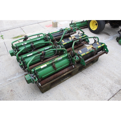 126 - A JOHN DEERE 2500 RIDE ON MOWER COMES WITH SPARE SET OF CUTTING REELS AND A SET OF DE-THATCHER ROLLS... 