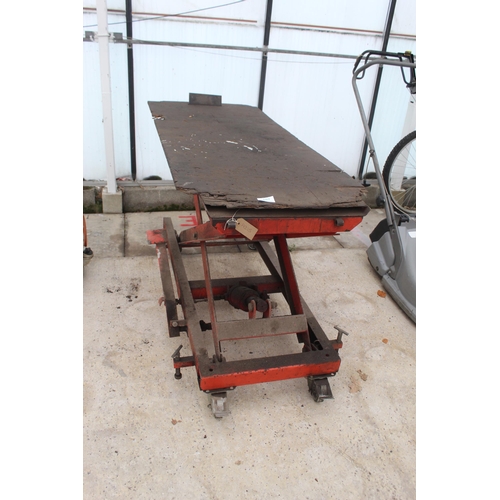 597 - HYDRAULIC LIFTING TABLE  NO VAT