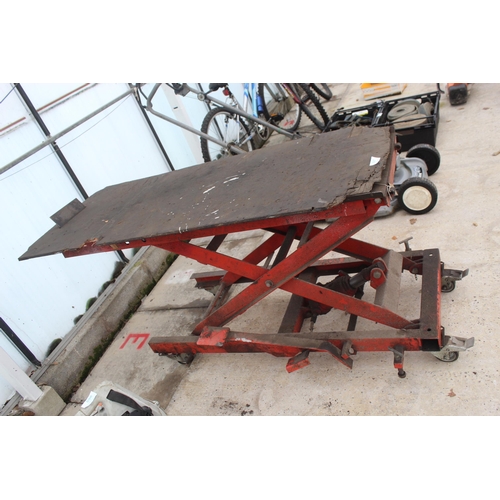 597 - HYDRAULIC LIFTING TABLE  NO VAT