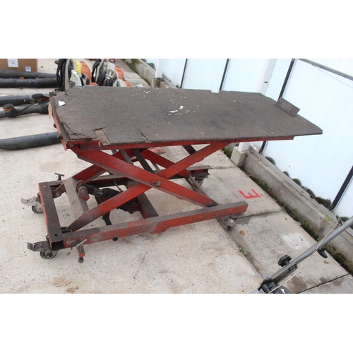 597 - HYDRAULIC LIFTING TABLE  NO VAT