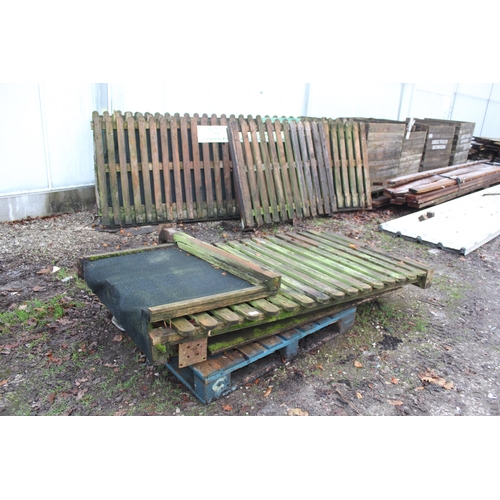 1016 - 6 PIECES OF PICKET FENCING  NO VAT