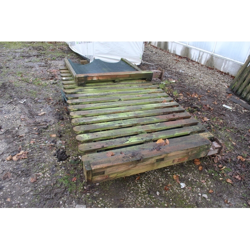 1016 - 6 PIECES OF PICKET FENCING  NO VAT