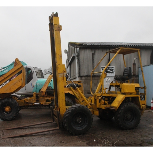 201 - 4 WHEEL DRIVE FORK LIFT TRUCK  + VAT