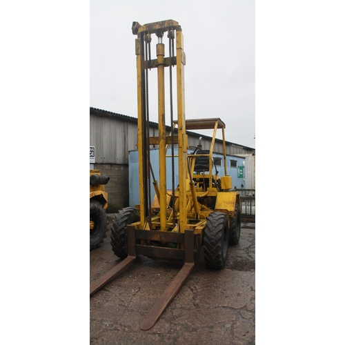 201 - 4 WHEEL DRIVE FORK LIFT TRUCK  + VAT