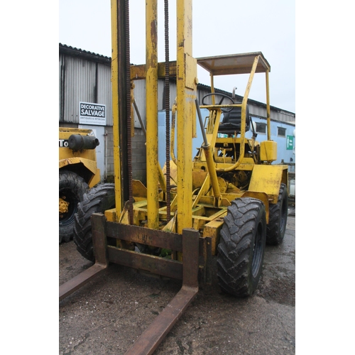 201 - 4 WHEEL DRIVE FORK LIFT TRUCK  + VAT