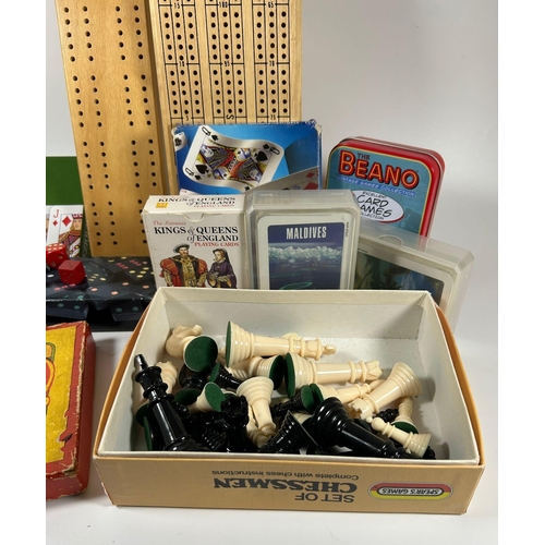 123 - A MIXED LOT OF ASSORTED GAMES, BOXED DRAUGHTS, SPEARS GAMES CHESSMEN BOXED PIECES, DOMINOES ETC