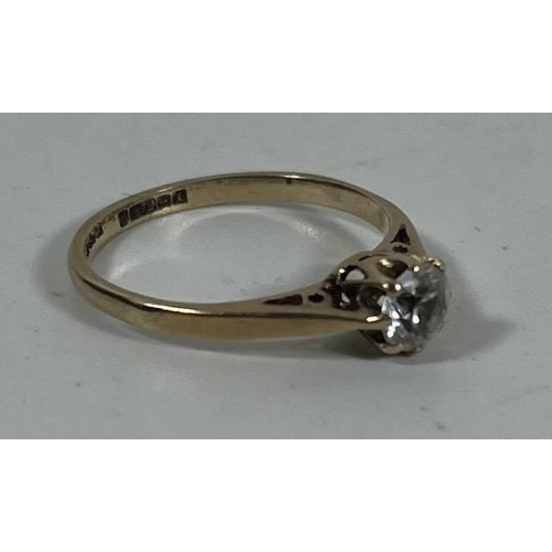 555 - A BOXED 9CT YELLOW GOLD SOLITAIRE RING, UK SIZE K, WEIGHT 1.4 GRAMS