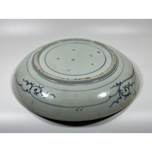 309A - A JAPANESE BLUE AND WHITE PORCELAIN FLORAL MEIJI PERIOD CHARGER PLATE, DIAMETER 29CM