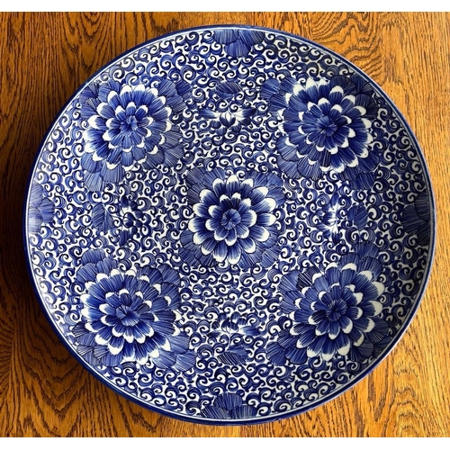 310A - A JAPANESE BLUE AND WHITE POTTERY CHRYSANTHEMUM DESIGN FLORAL CHARGER PLATE, DIAMETER 46CM