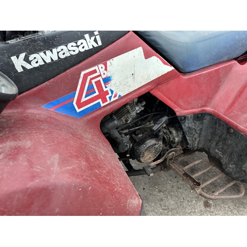 144 - KAWASAKI BAYOU 4X4 QUAD BIKE NEEDS A NEW BATTERY BUT STARTS WITH THE PULL CORD FRONT BRAKES IN NEED ... 