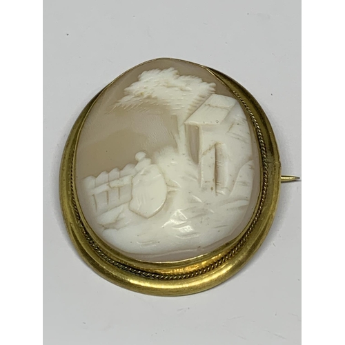 25 - A VICTORIAN PINCH BECK OVAL CAMEO BROOCH