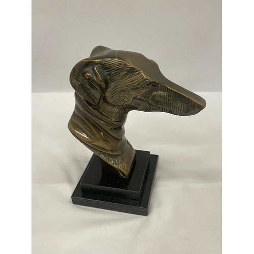 154 - A BRONZE BUST OF A GREYHOUND HEAD ON A MARBLE BASE