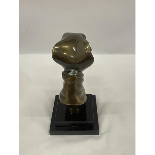 154 - A BRONZE BUST OF A GREYHOUND HEAD ON A MARBLE BASE