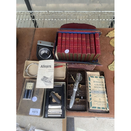 1573 - AN ASSORTMENT OF VINTAGE ITEMS TO INCLUDE AN ALLEGRO HONING MACHINE AND SHAKESPERE BOOKS ETC