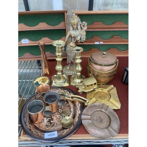 1609 - AN ASSORTMENT OF BRASS AND COPPER ITEMS TO INCLUDE A COPPER ICE BUCKET, A BRASS HINDU GODDESS AND A ... 