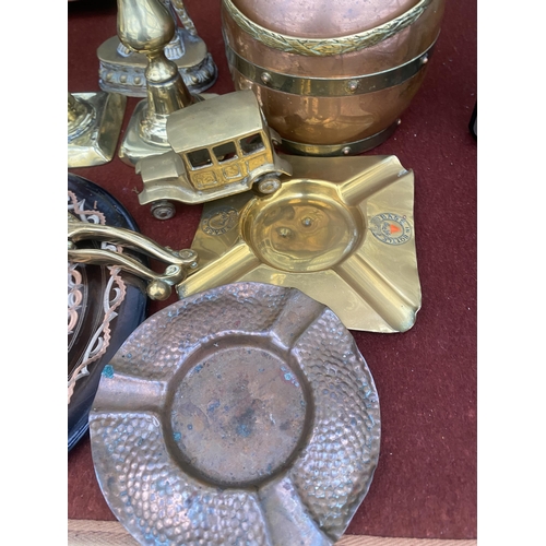 1609 - AN ASSORTMENT OF BRASS AND COPPER ITEMS TO INCLUDE A COPPER ICE BUCKET, A BRASS HINDU GODDESS AND A ... 