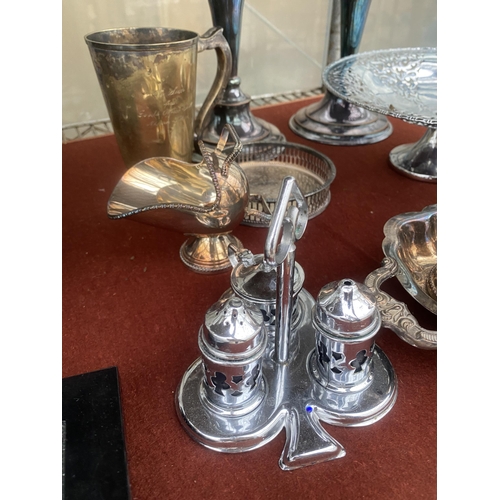 1611 - AN ASSORTMENT OF SILVER PLATED ITEMS TO INCLUDE A PAIR OF CANDLESTICKS, A TWIN HANDLED TRAY AND A CR... 