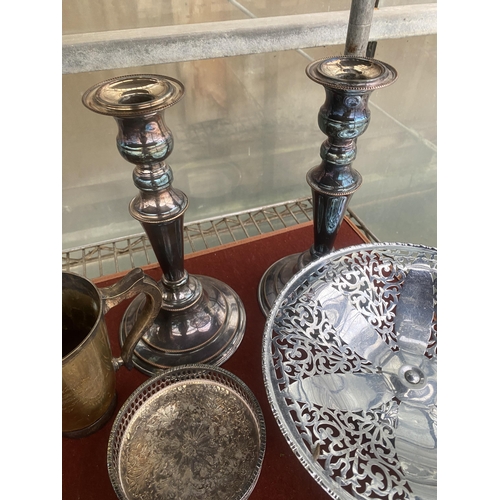 1611 - AN ASSORTMENT OF SILVER PLATED ITEMS TO INCLUDE A PAIR OF CANDLESTICKS, A TWIN HANDLED TRAY AND A CR... 