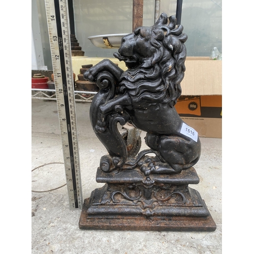 1616 - A VINTAGE CAST IRON LION DESIGN DOOR STOP