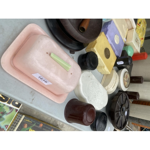 1619 - AN ASSORTMENT OF RETRO BAKELITE STYLE KITCHEN ITEMS