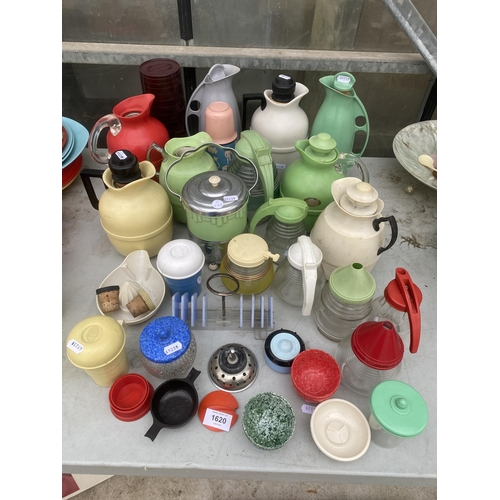 1620 - AN ASSORTMENT OF RETRO BAKELITE STYLE KITCHEN ITEMS