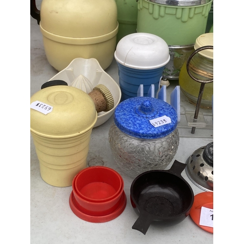 1620 - AN ASSORTMENT OF RETRO BAKELITE STYLE KITCHEN ITEMS