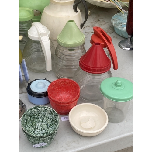 1620 - AN ASSORTMENT OF RETRO BAKELITE STYLE KITCHEN ITEMS