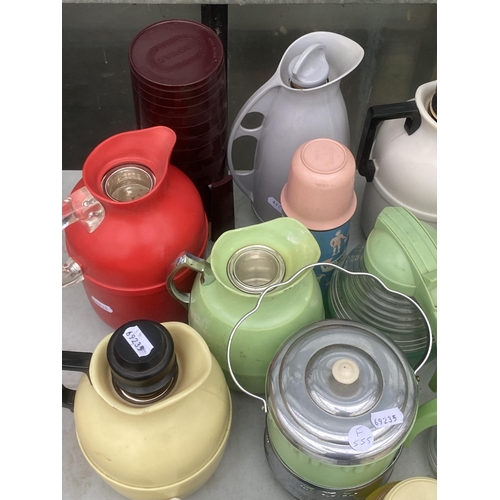 1620 - AN ASSORTMENT OF RETRO BAKELITE STYLE KITCHEN ITEMS