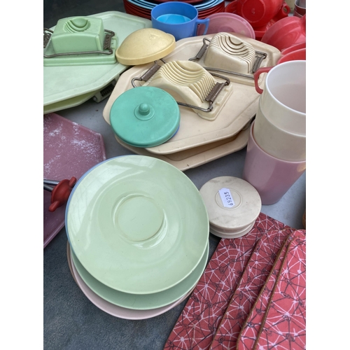 1621 - AN ASSORTMENT OF RETRO BAKELITE STYLE KITCHEN ITEMS