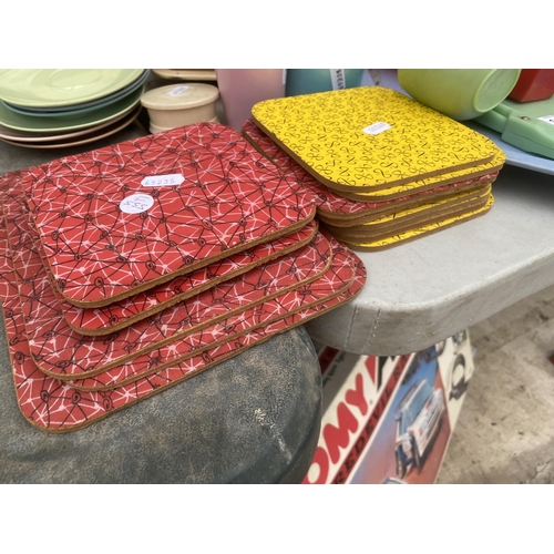 1621 - AN ASSORTMENT OF RETRO BAKELITE STYLE KITCHEN ITEMS