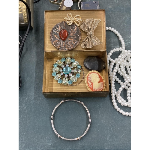 136 - A VINTAGE BRASS BOX WITH CONTENTS OF COSTUME JEWELLERY BROOCHES AND A NECKLACE