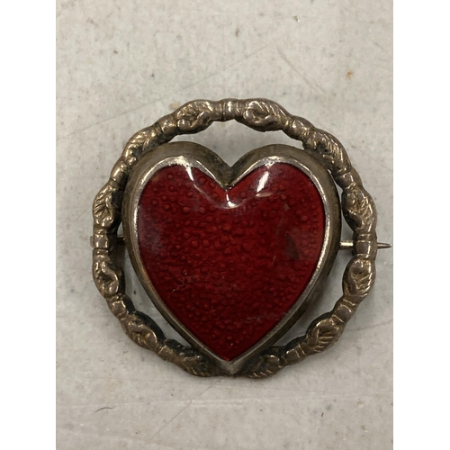 151 - A COLLECTION OF 10 VINTAGE BROOCHESTO INCLUDE AN ENAMELLED HEART, ETC