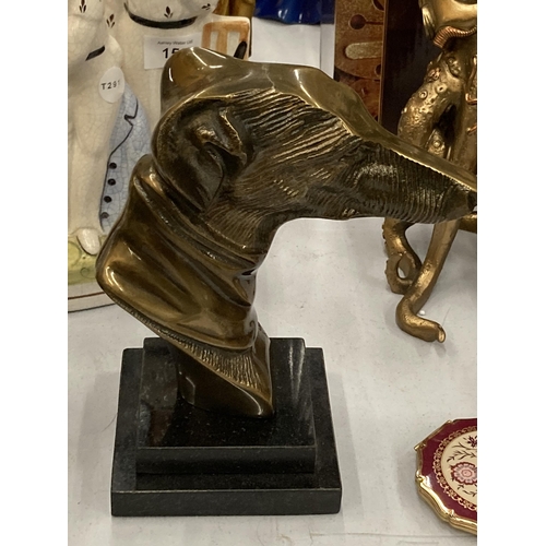 154 - A BRONZE BUST OF A GREYHOUND HEAD ON A MARBLE BASE