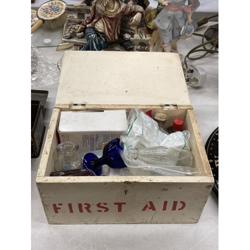 189 - A VINTAGE FIRST AID BOX WITH CONTENTS TO INCLUDE GLASS BOTTLES, ETC