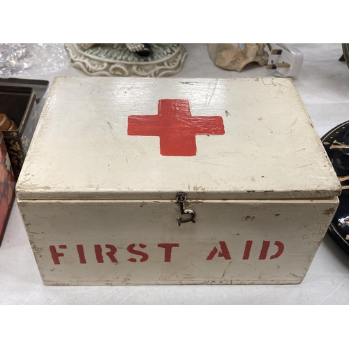 189 - A VINTAGE FIRST AID BOX WITH CONTENTS TO INCLUDE GLASS BOTTLES, ETC